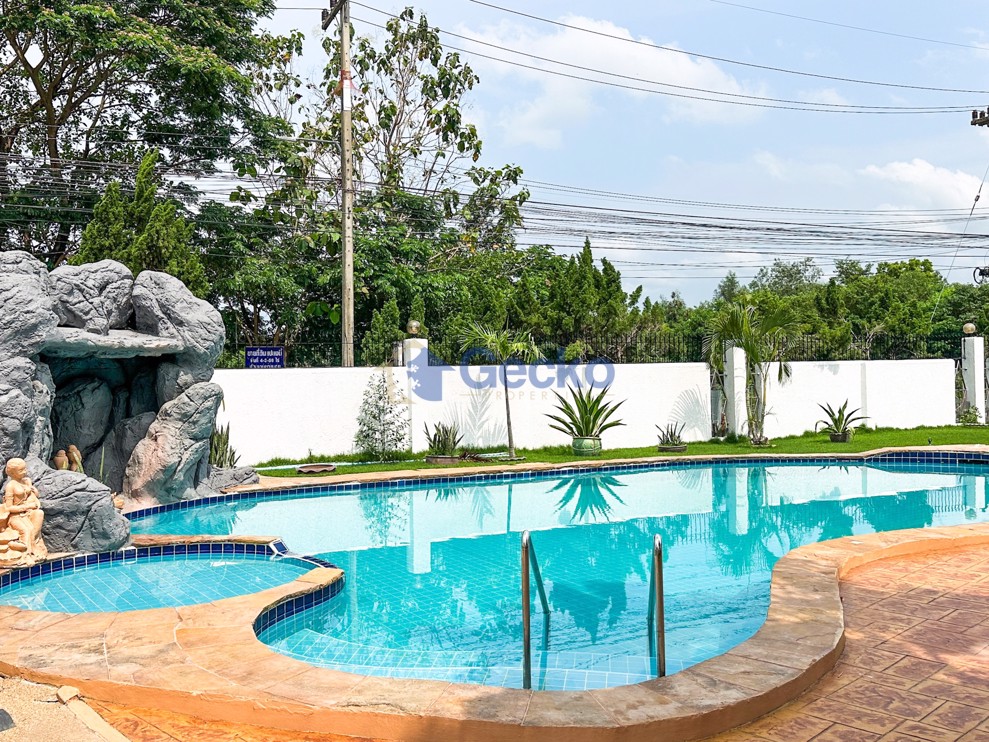4 Bedrooms House  East Pattaya H012326 (Photo 2)