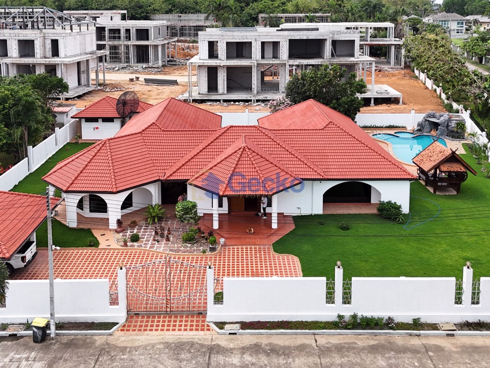4 Bedrooms House  East Pattaya H012326 (Photo 3)