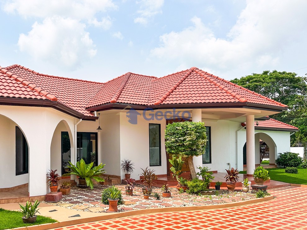4 Bedrooms House  East Pattaya H012326 (Photo 4)