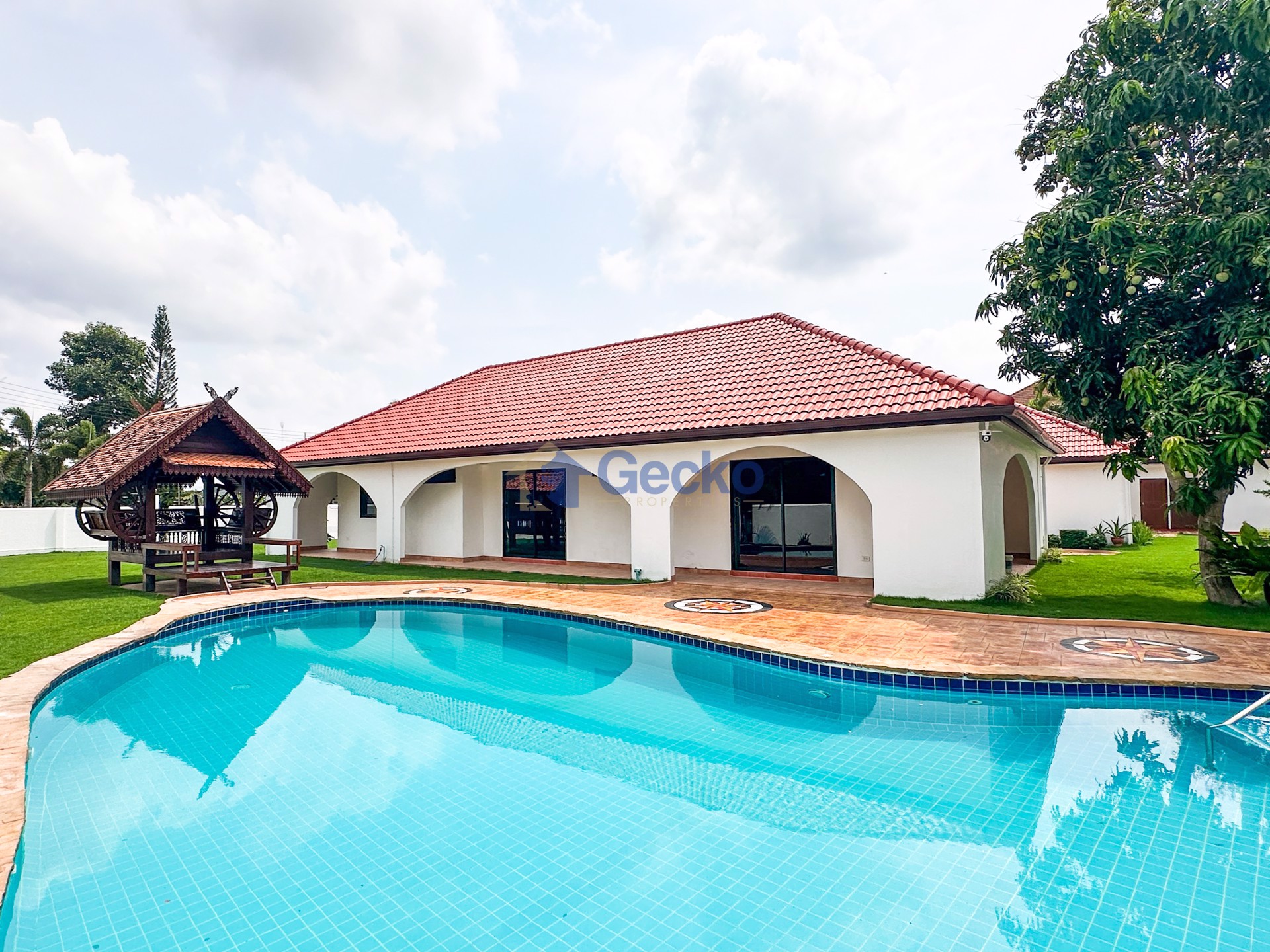 4 Bedrooms House  East Pattaya H012326