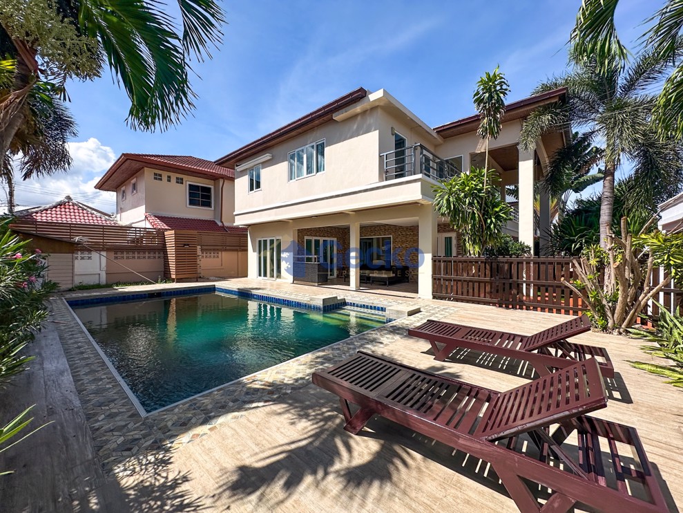 5 Bedrooms House in European Home Place  East Pattaya H012347 (Cover Photo)