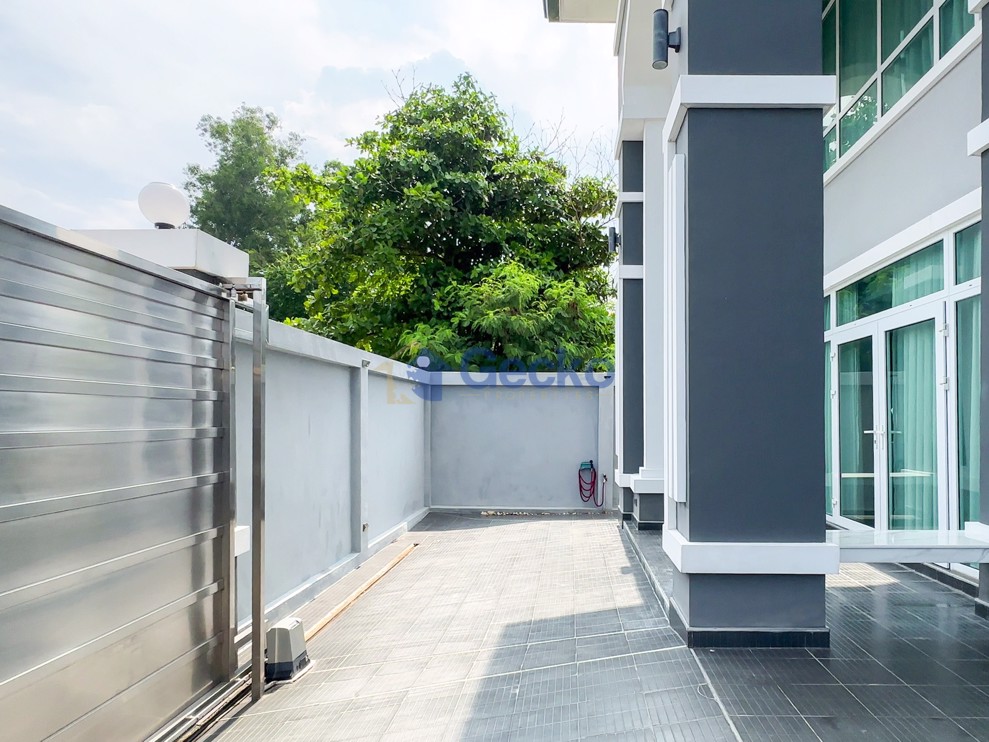 4 Bedrooms House  East Pattaya H010391 (Photo 2)