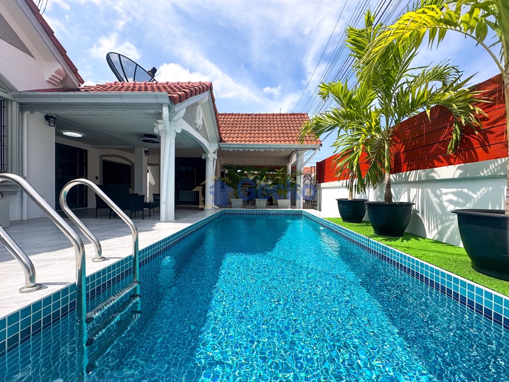 4 Bedrooms House in Wantana Village  East Pattaya H012276 (Photo 1)