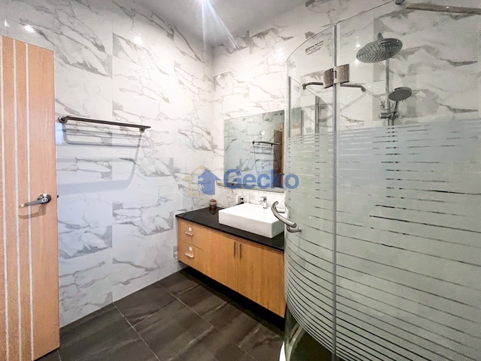 4 Bedrooms House  South Pattaya H012390 (Photo 4)