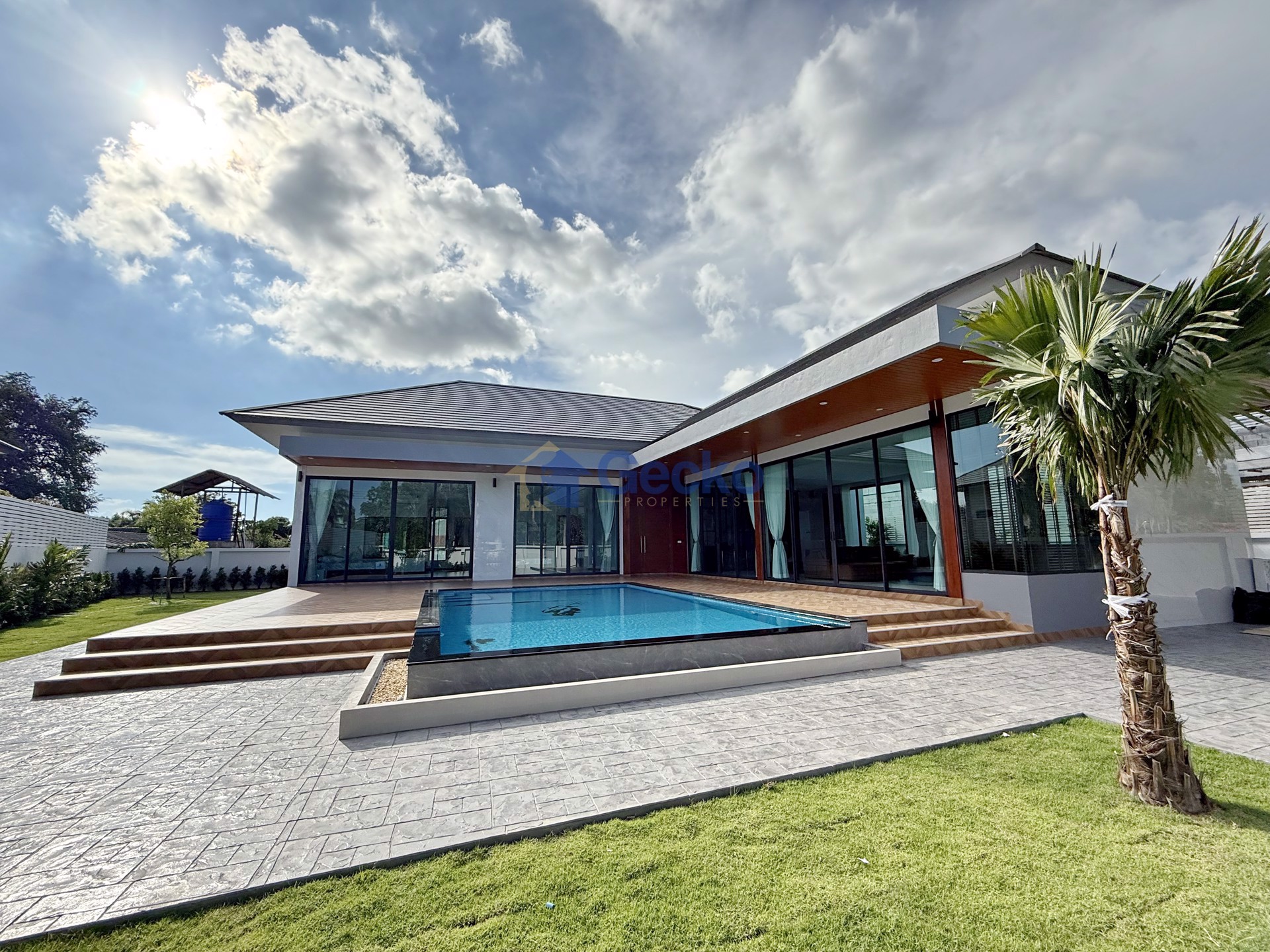 4 Bedrooms House  East Pattaya H012397