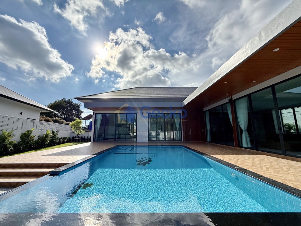 4 Bedrooms House  East Pattaya H012397 (Photo 1)