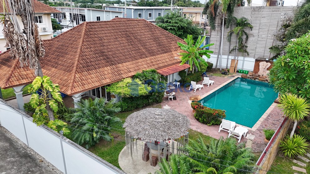4 Bedrooms House in Supanuch Village   East Pattaya H012487 (Photo 3)