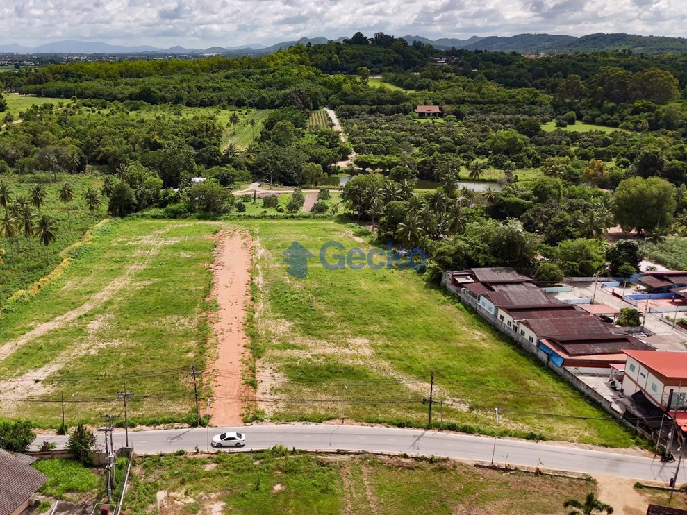 Land available in East Pattaya L012559 (Photo 4)