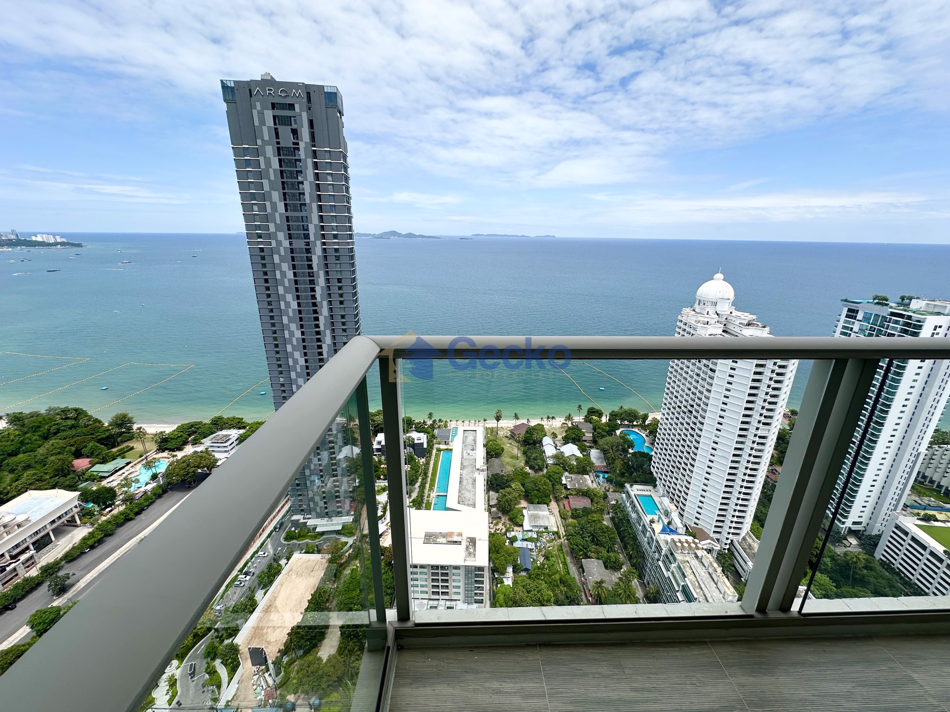 1 Bedroom Condo in The Riviera Wong Amat Beach Wongamat C012565