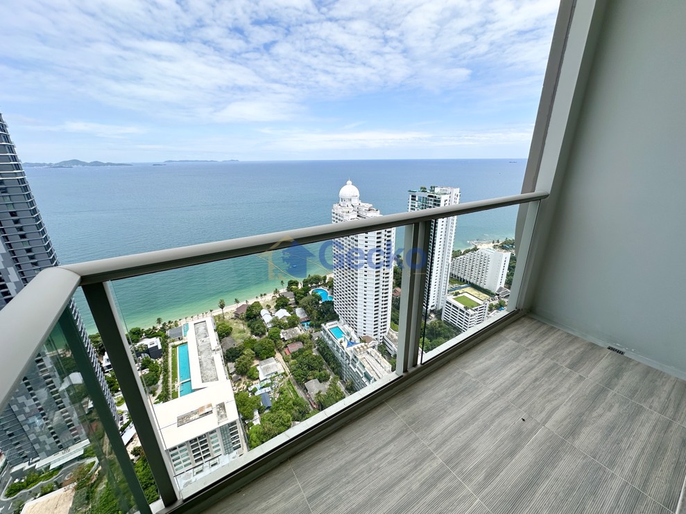 1 Bedroom Condo in The Riviera Wong Amat Beach Wongamat C012565 (Photo 1)