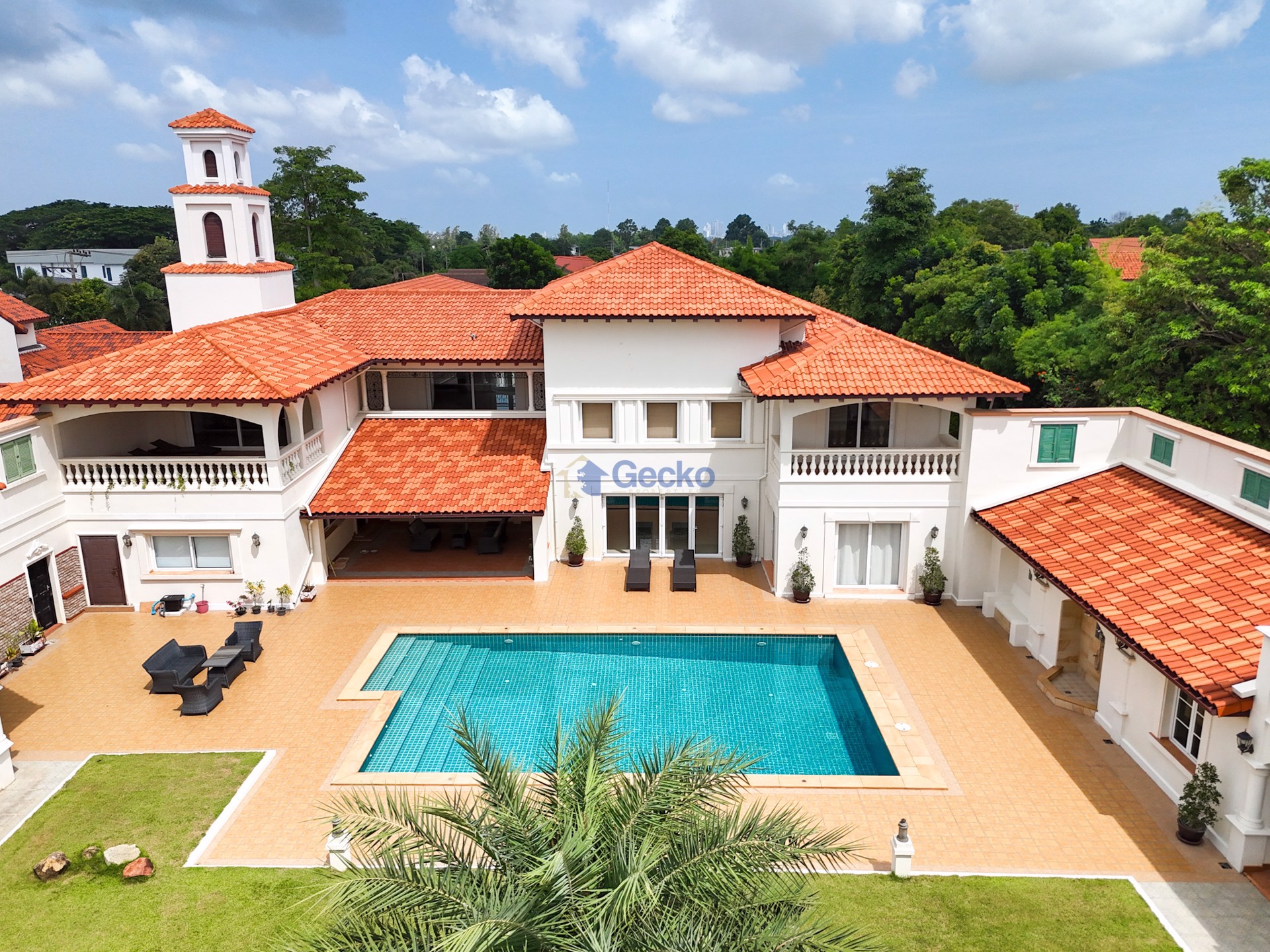 6 Bedrooms House  East Pattaya H012576