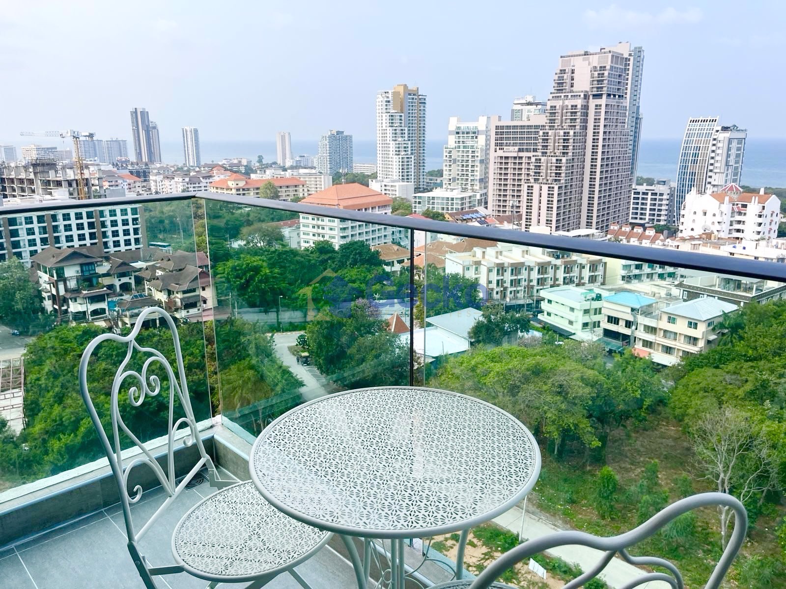 2 Bedrooms Condo in The Point Pratumnak C012602