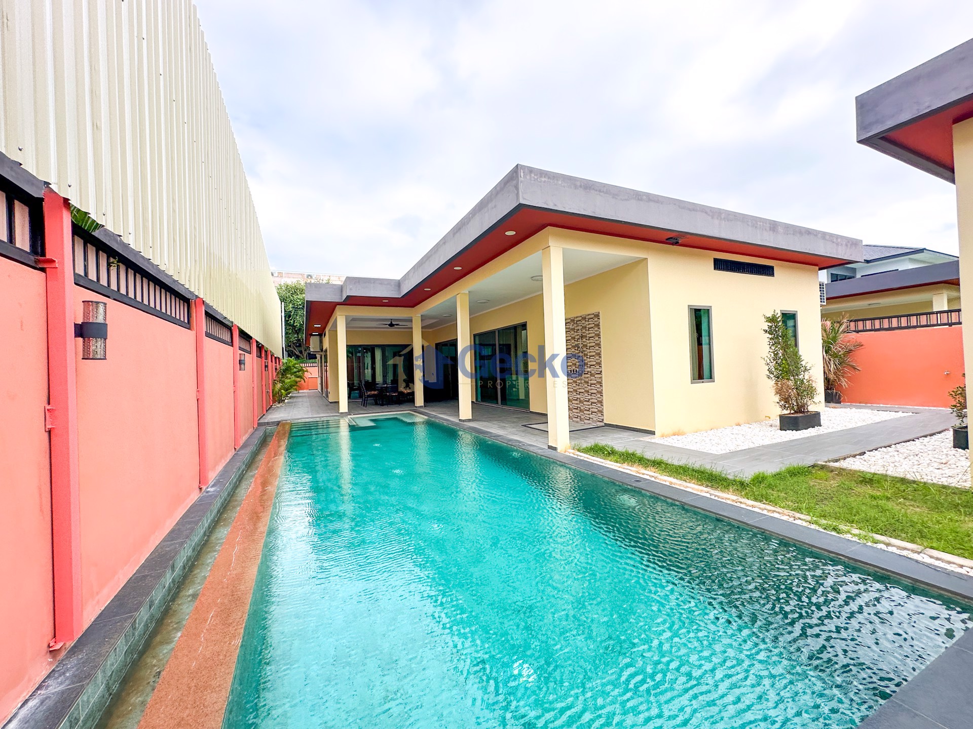 5 Bedrooms House  East Pattaya H012605