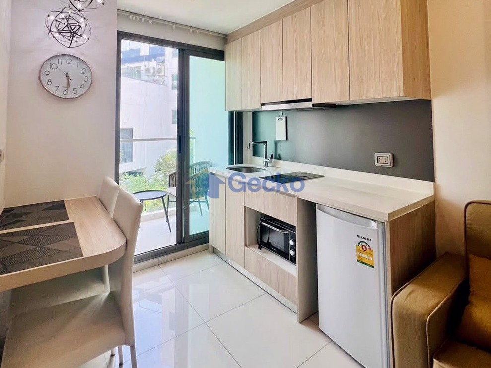 1 Bedroom Condo in Arcadia Beach Resort South Pattaya C012617 (Photo 2)