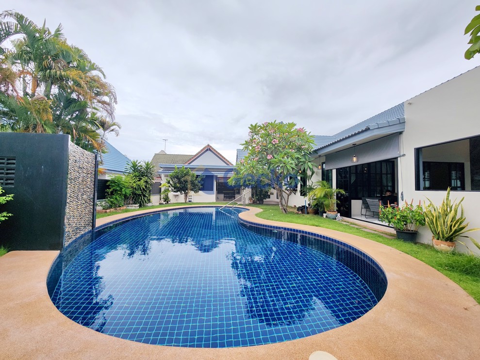 4 Bedrooms House in Natheekarn Park View  East Pattaya H012616 (Photo 3)