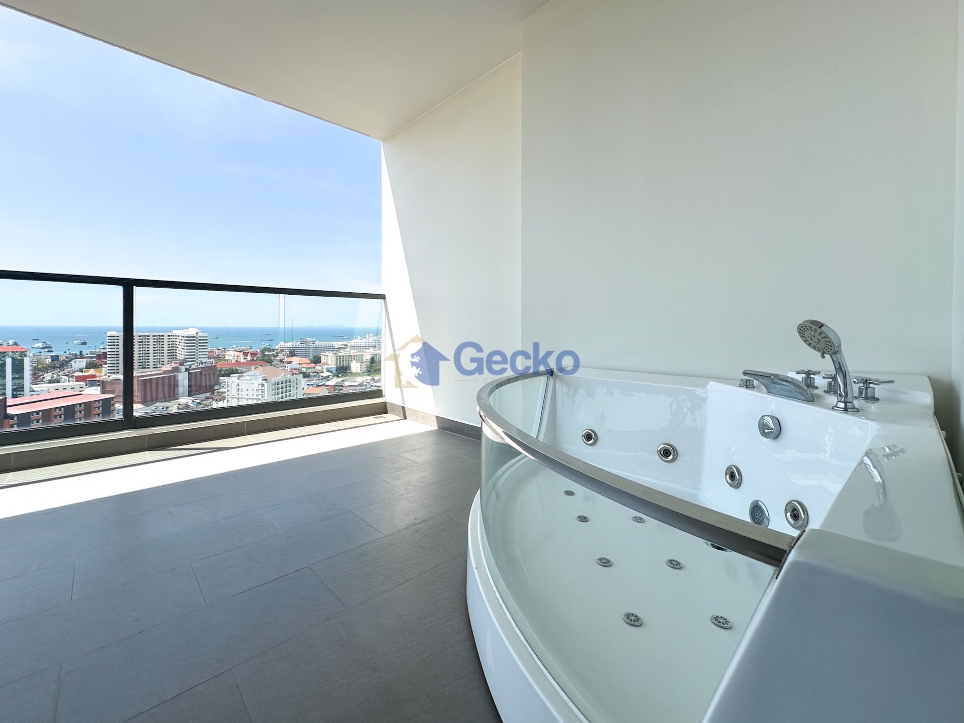 2 Bedrooms Condo in Arcadia Millennium Tower South Pattaya C012692