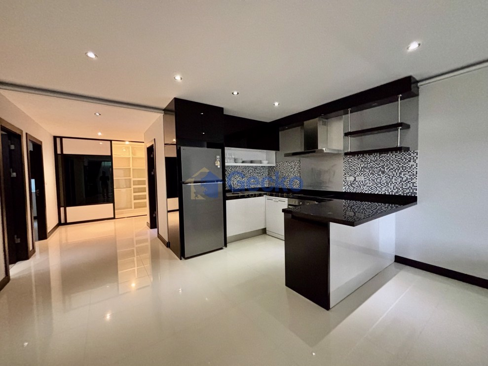 2 Bedrooms Condo in Siam Royal Ocean View Pratumnak C012700 (Photo 3)