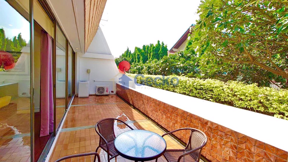 2 Bedrooms Condo in Panchalae Jomtien C012703 (Photo 2)