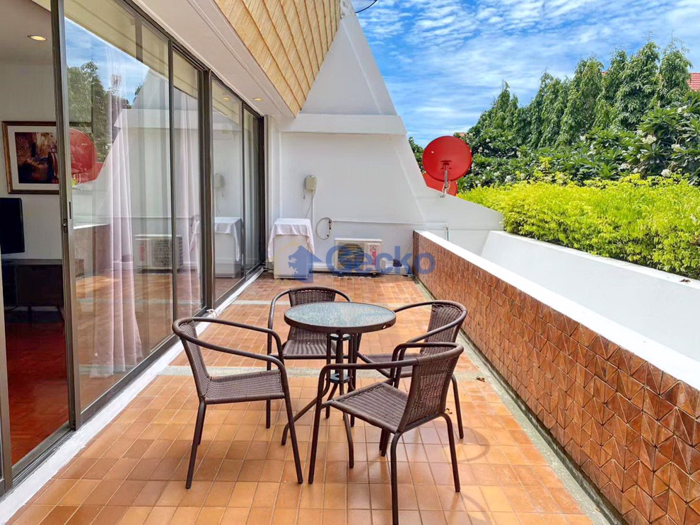 2 Bedrooms Condo in Panchalae Jomtien C012703 (Photo 3)