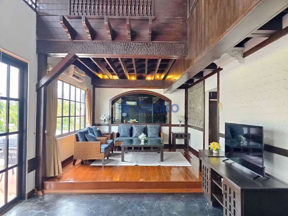 3 Bedrooms Condo in Panchalae Jomtien C012704 (Photo 2)