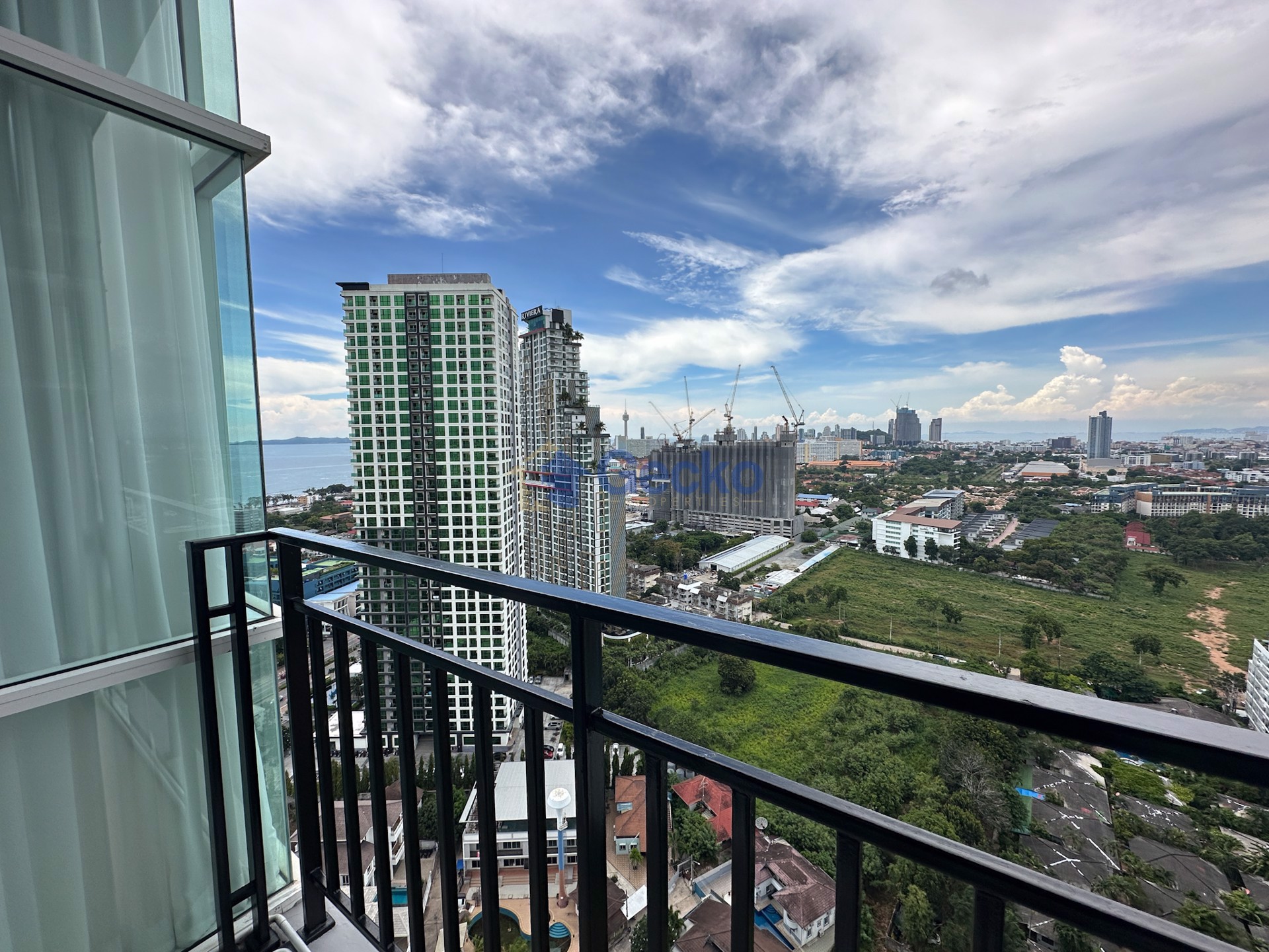 1 Bedroom Condo in The Twin Towers  Jomtien C012718