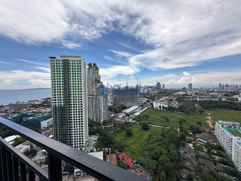 1 Bedroom Condo in The Twin Towers  Jomtien C012718 (Photo 1)