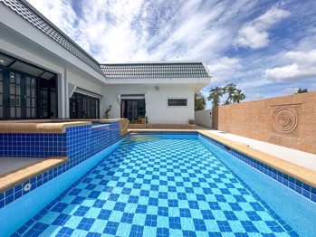 5 Bedrooms House in The Regent Estate Village  East Pattaya H012736