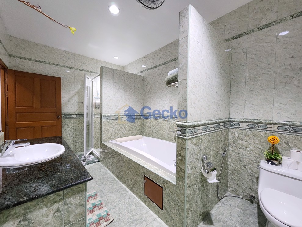 4 Bedrooms House in SP Village 3  East Pattaya H012745 (Photo 4)