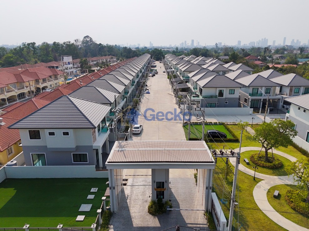 4 ห้องนอน บ้าน in The Grand 9 by PMC  พัทยาตะวันออก H012747 (Photo 1)