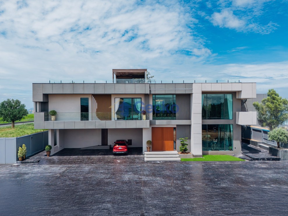 5 Bedrooms House  East Pattaya H012257 (Cover Photo)