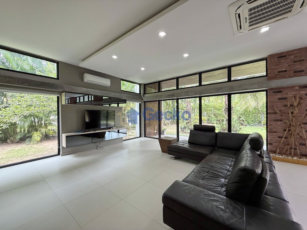 4 Bedrooms House  East Pattaya H008653 (Photo 2)