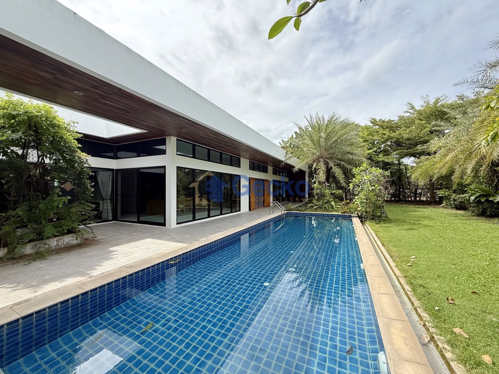 4 Bedrooms House  East Pattaya H008653 (Photo 1)