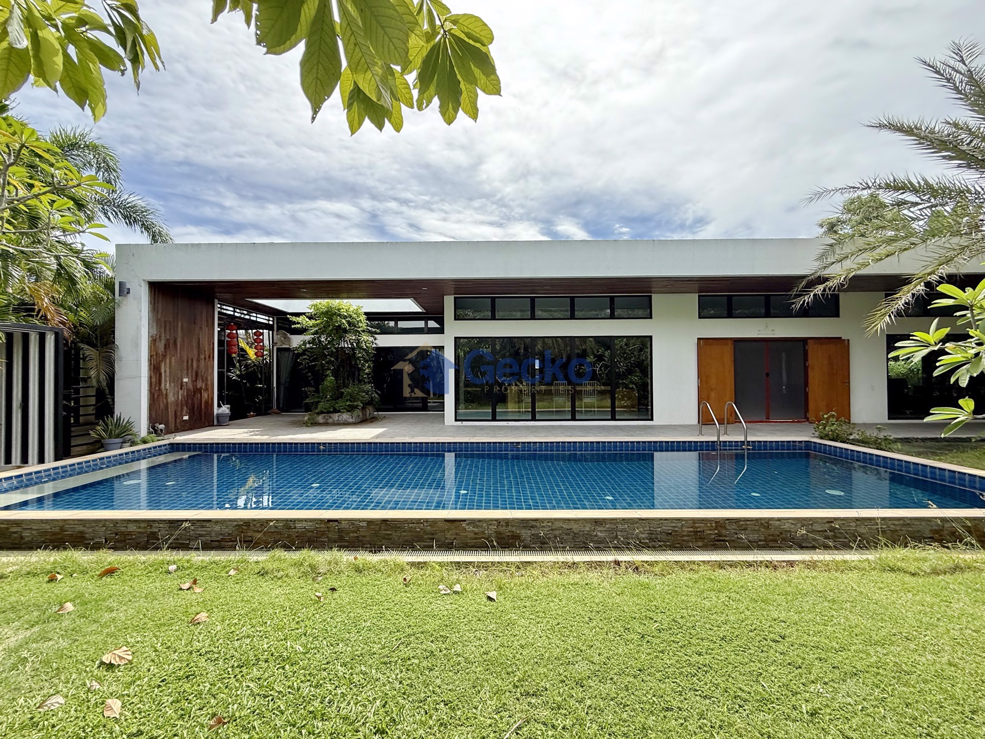 4 Bedrooms House  East Pattaya H008653