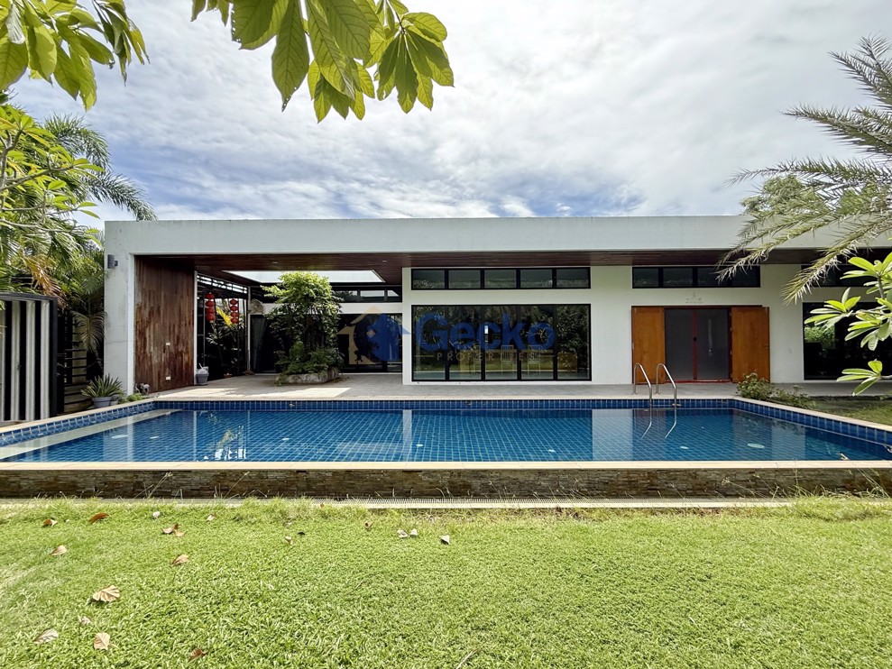 4 Bedrooms House  East Pattaya H008653 (Cover Photo)