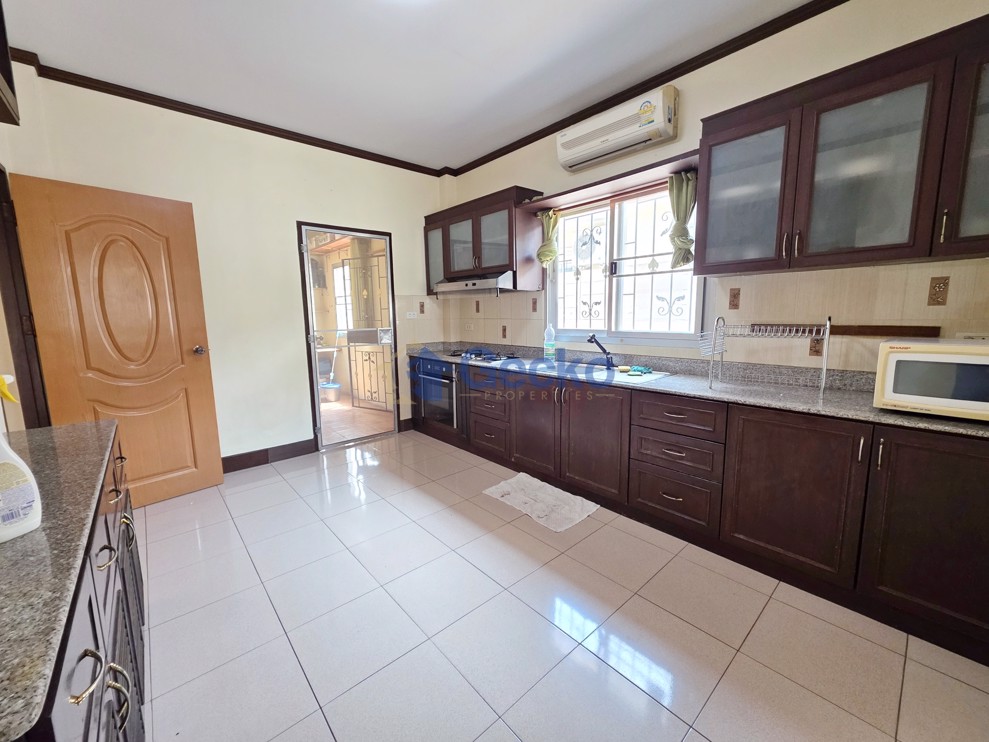 3 Bedrooms House in Pattaya Tropical  East Pattaya H012875 (Photo 2)
