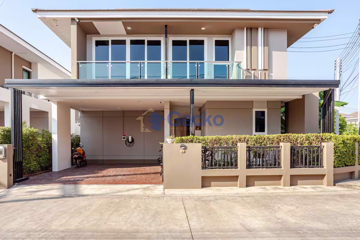 4 Bedrooms House in H Living Life  East Pattaya H012886