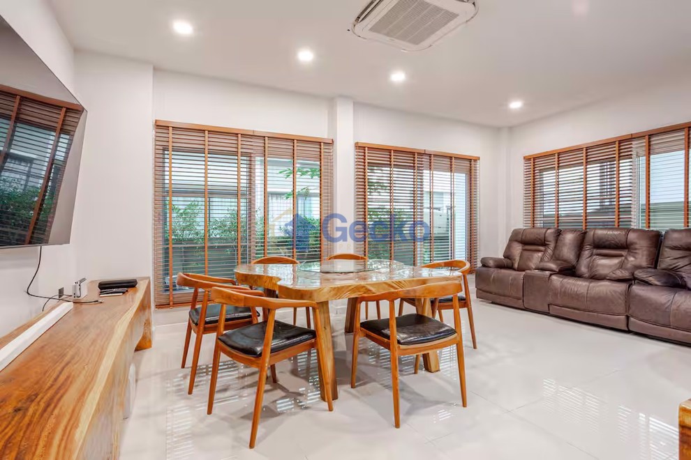 4 Bedrooms House in H Living Life  East Pattaya H012886 (Photo 1)