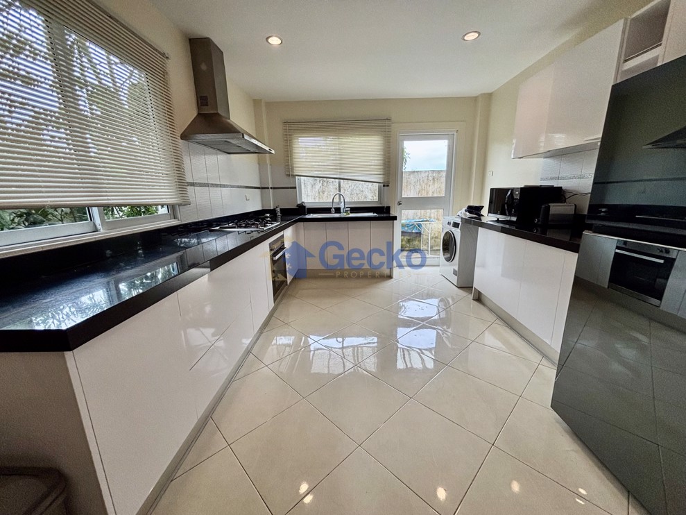 3 Bedrooms House in The Meadows  East Pattaya H012893 (Photo 2)