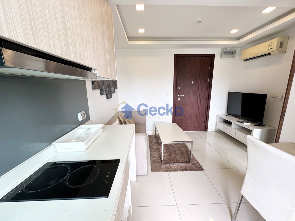 1 Bedroom Condo in Arcadia Beach Resort South Pattaya C012894 (Photo 1)