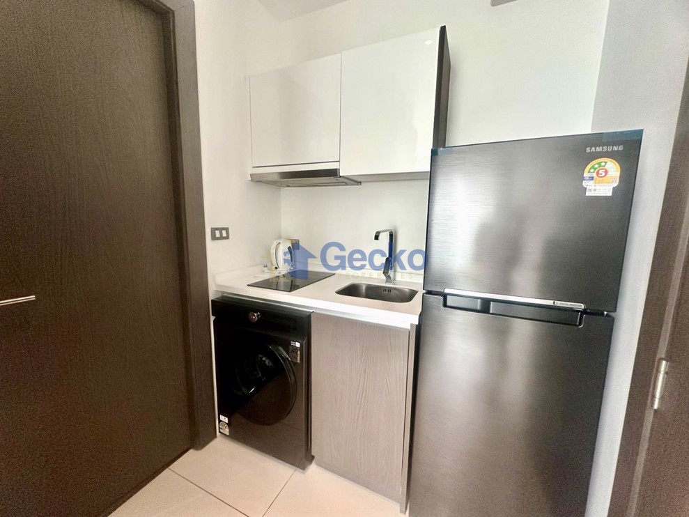 Studio Condo in The Point Pratumnak C012898 (Photo 1)