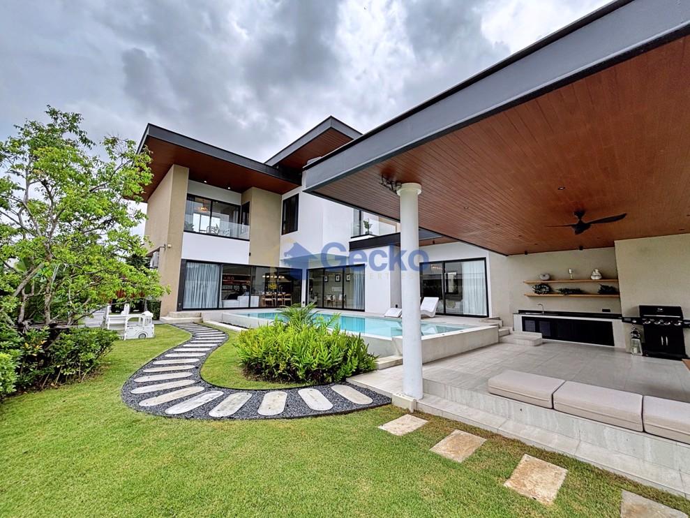 4 Bedrooms House in Prime Habitat Pool Villa  East Pattaya H011098 (Photo 1)