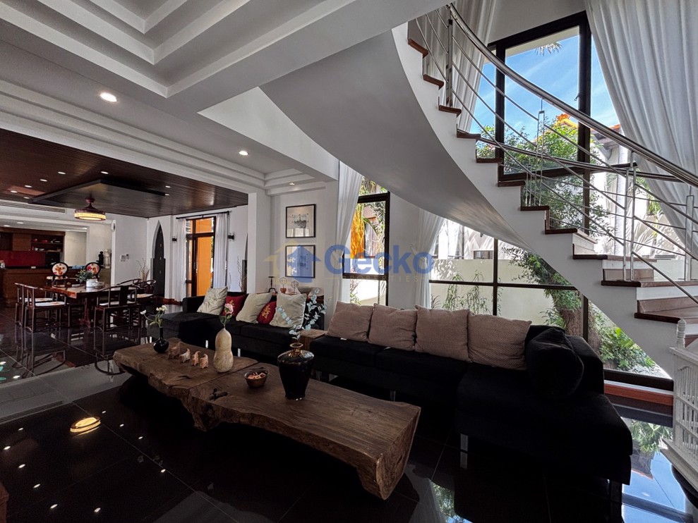 5 ห้องนอน บ้าน in Phutara  พัทยาตะวันออก H012940 (Photo 3)