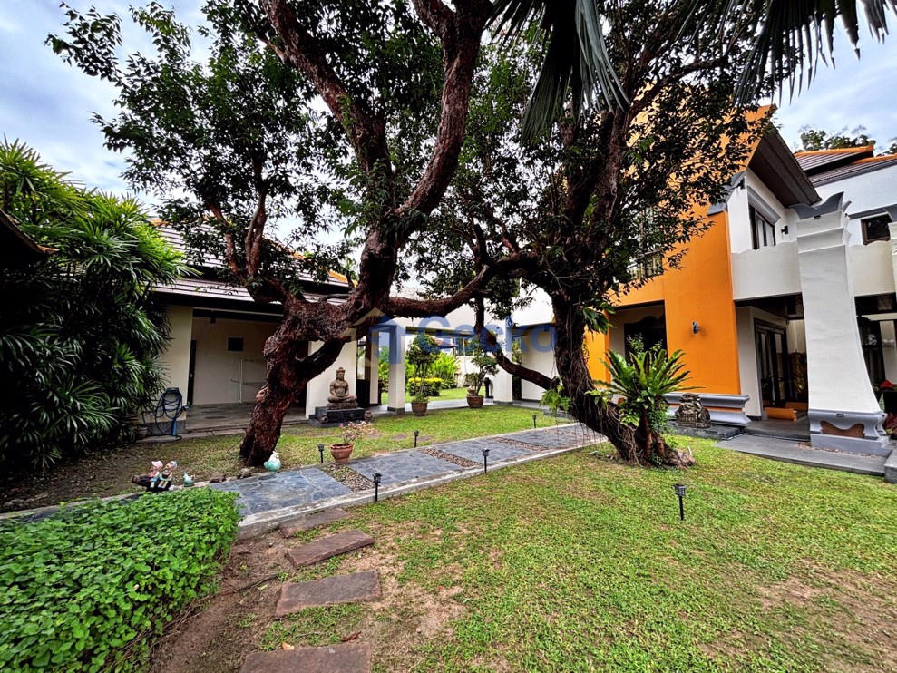 5 ห้องนอน บ้าน in Phutara  พัทยาตะวันออก H012945 (Photo 2)