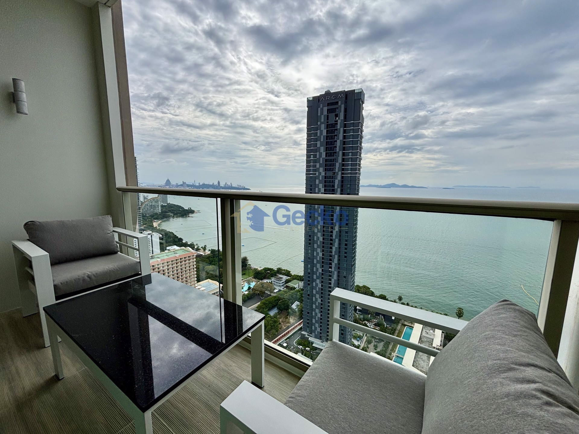 2 Bedrooms Condo in The Riviera Wong Amat Beach Wongamat C012933