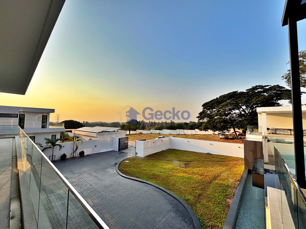 6 Bedrooms House in The View Estate Pattaya  East Pattaya H012979 (Photo 3)