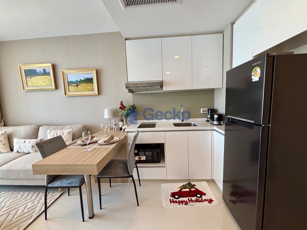 1 Bedroom Condo in The Riviera Wong Amat Beach Wongamat C012991 (Photo 2)
