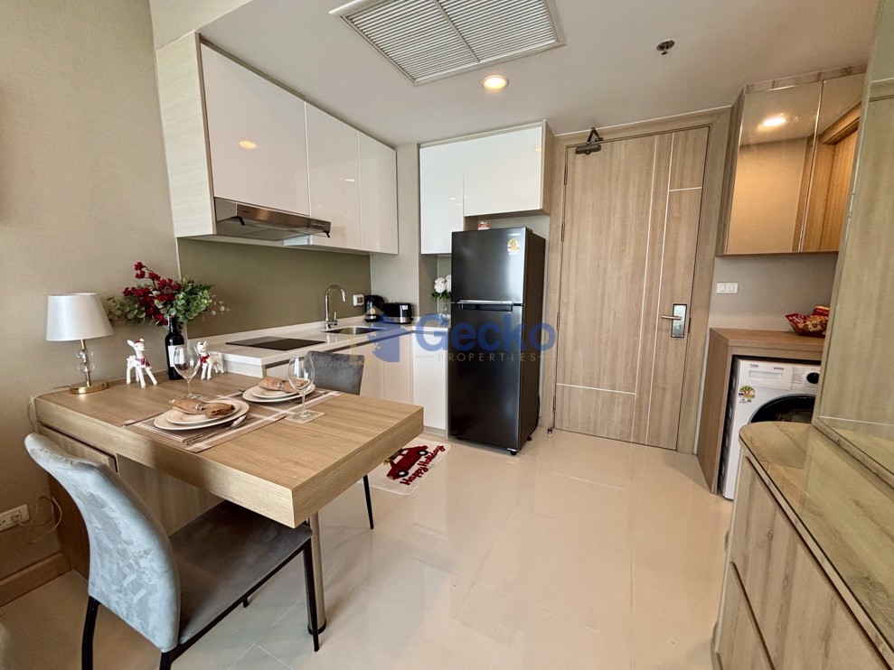 1 Bedroom Condo in The Riviera Wong Amat Beach Wongamat C012991 (Photo 3)