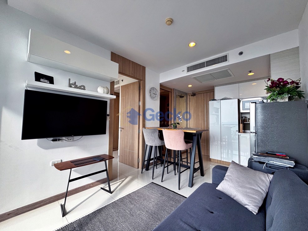 1 Bedroom Condo in The Riviera Wong Amat Beach Wongamat C013043 (Photo 3)