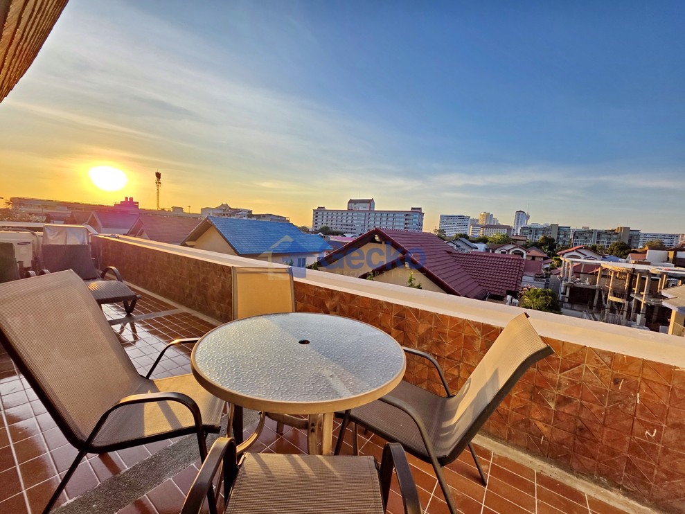 2 Bedrooms Condo in Panchalae Jomtien C013067 (Photo 2)