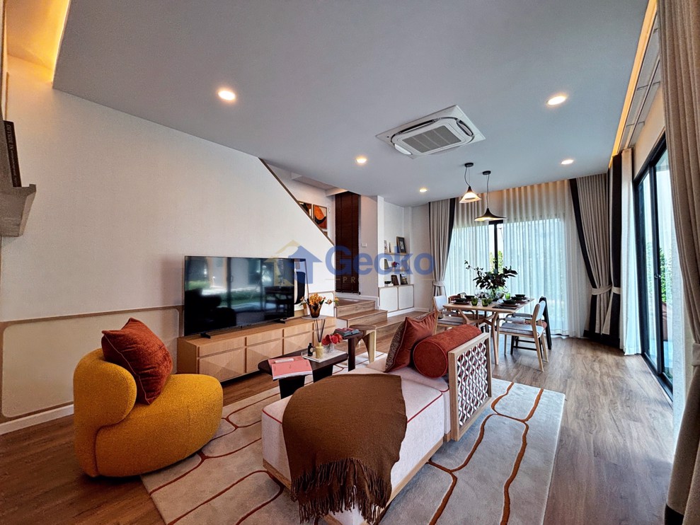 4 Bedrooms House in PYCHE Pattaya – Motorway  East Pattaya H012902 (Photo 2)